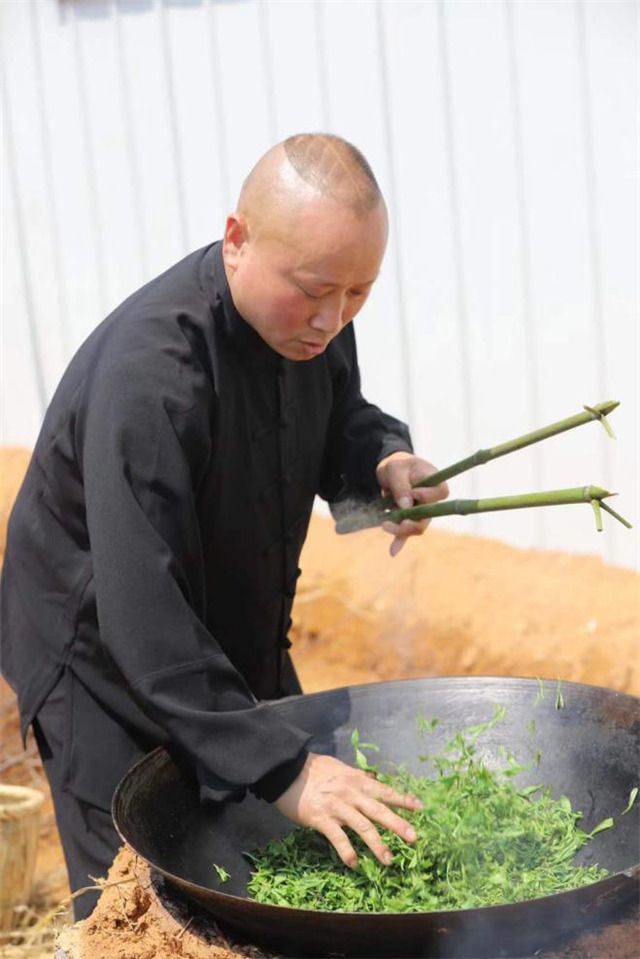 一壺好茶送春來——“精準(zhǔn)扶貧企業(yè)品牌”香露紅(圖1)